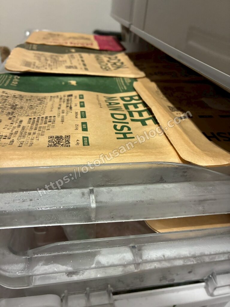 冷凍庫の引き出しに収納されたnosh(ナッシュ)のパッケージ