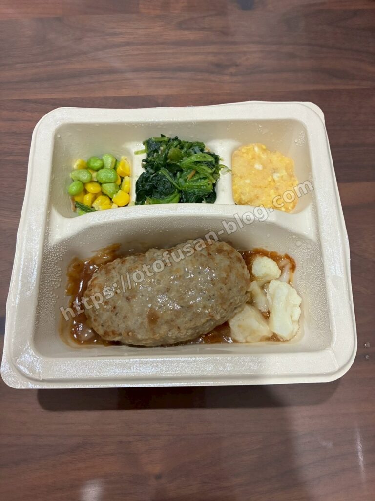 nosh(ナッシュ)のオニオングリルハンバーグと副菜(枝豆コーン、ほうれん草和え、コーンムース)