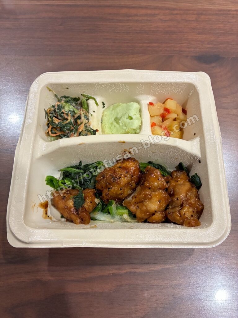nosh(ナッシュ)の旨だれペッパーチキンと副菜(ほうれん草の中華和え、アボカドディップ、リンゴのピクルス風)
