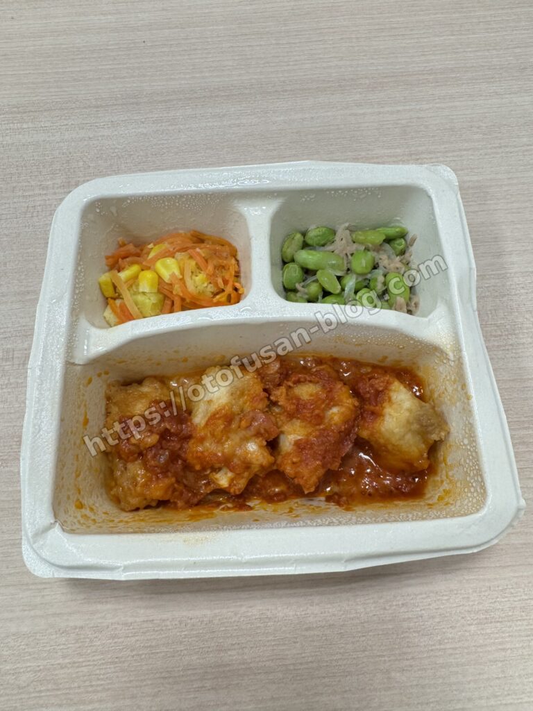 nosh(ナッシュ)のトマトチーズ味の主菜と副菜(にんじんコーンサラダ、枝豆と切り干し大根)